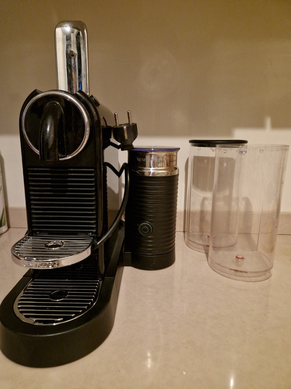 Nespresso met melkopschuimer. Let op, met gebrek!, Ophalen, Espresso apparaat, Zo goed als nieuw, 1 kopje