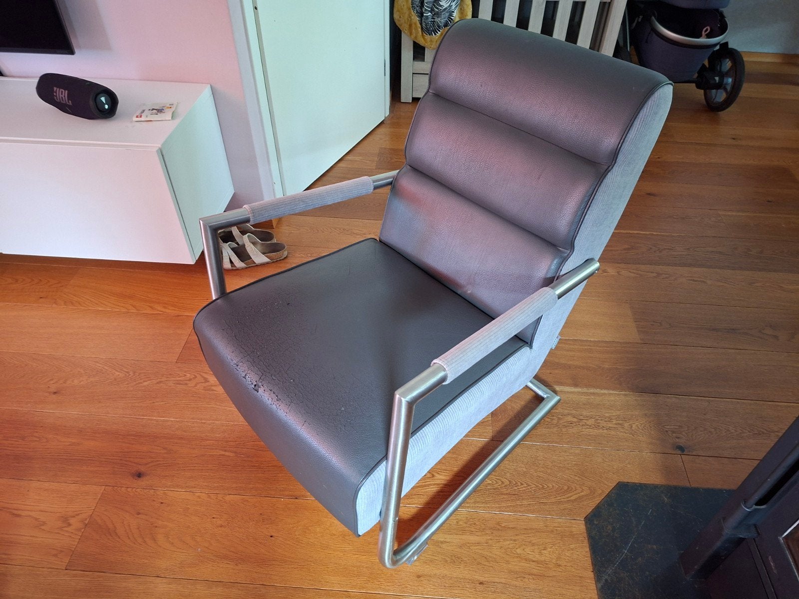 Comfortabele fauteuil met metalen frame, Gebruikt, Leer, Ophalen of Verzenden, Eén