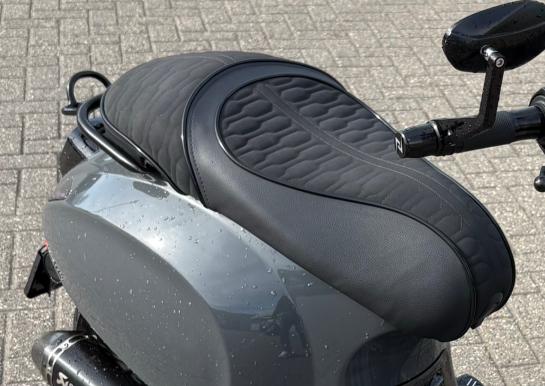 Vespa sprint urus monozadel, Fietsen en Brommers, Brommeronderdelen | Scooters, Ophalen of Verzenden, Zo goed als nieuw, Overige typen