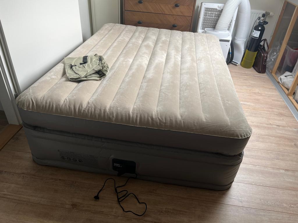 2 persoons Luchtbed met ingebouwde pomp, Huis en Inrichting, Slaapkamer | Boxsprings, Ophalen, Zo goed als nieuw, Tweepersoons