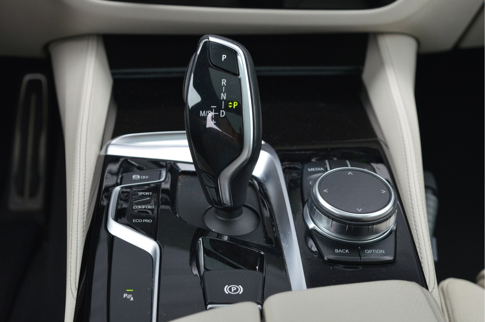Foto 27 van BMW 5 Serie Touring 520i High Executive | M-PAKKET | PANO |