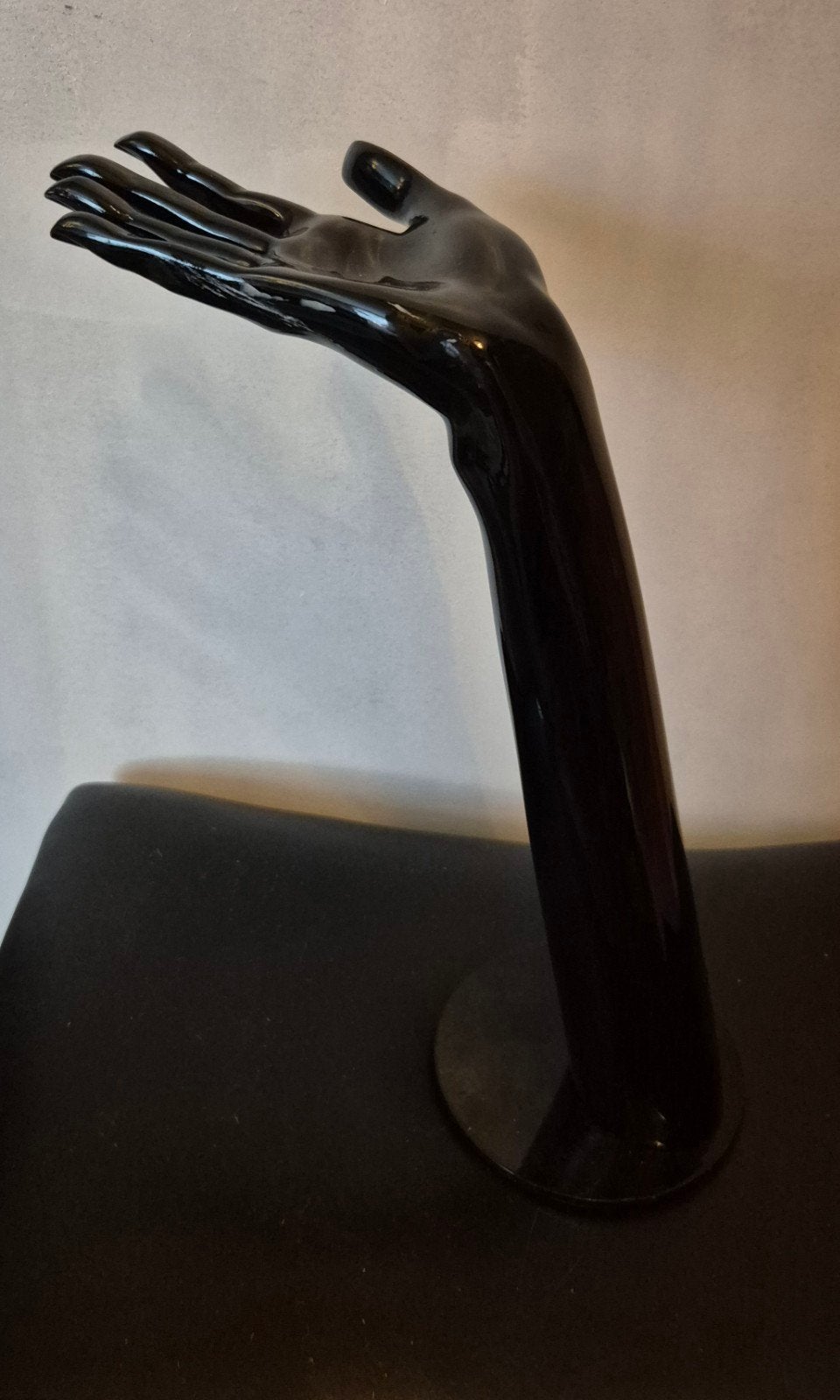 Zwarte hand display standaard voor sieraden/horloges, Huis en Inrichting, Zwart, Kunststof, Ophalen of Verzenden, Zo goed als nieuw