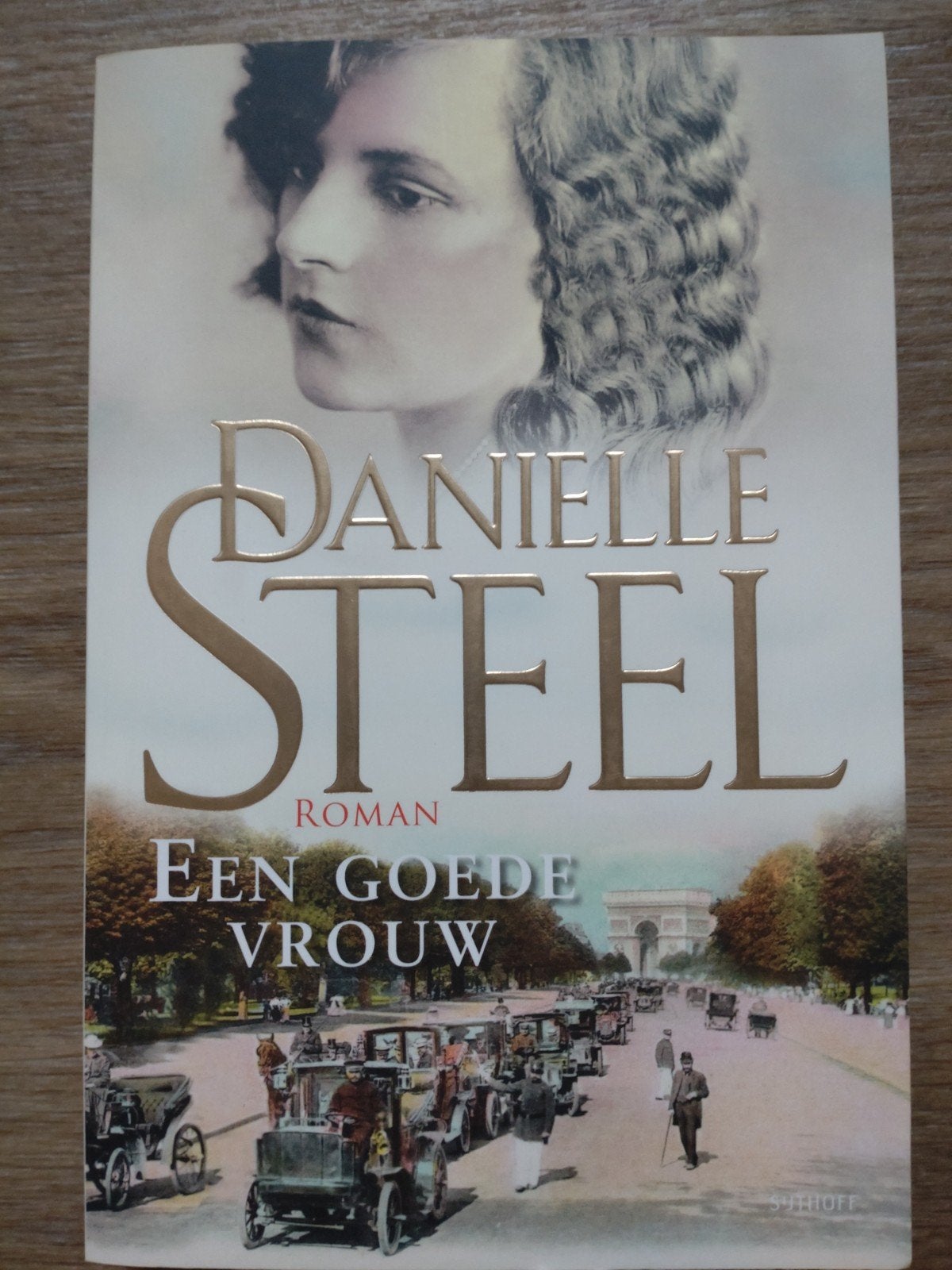 Danielle Steel - Een Goede Vrouw (Roman), Ophalen of Verzenden, Zo goed als nieuw, Danielle Steel, Nederland