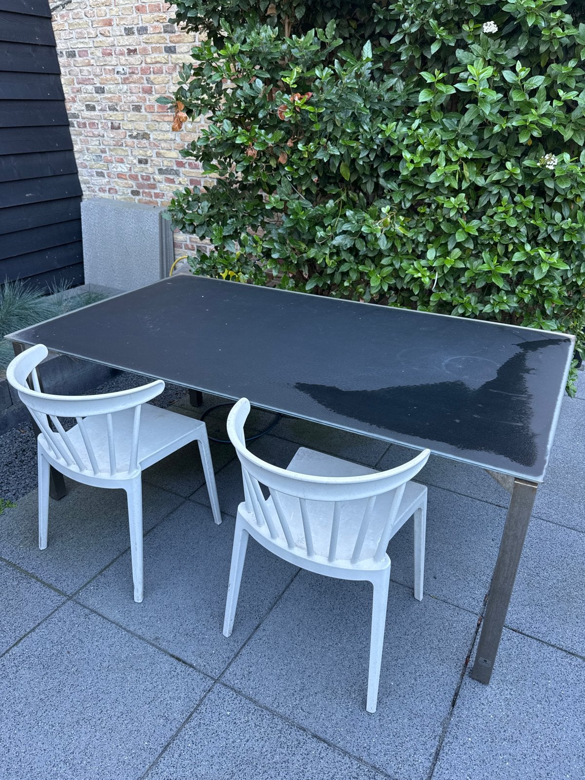 Tuintafel: Rechthoekige tafel met 2 witte stoelen, Ophalen, Gebruikt, Rechthoekig, Metaal