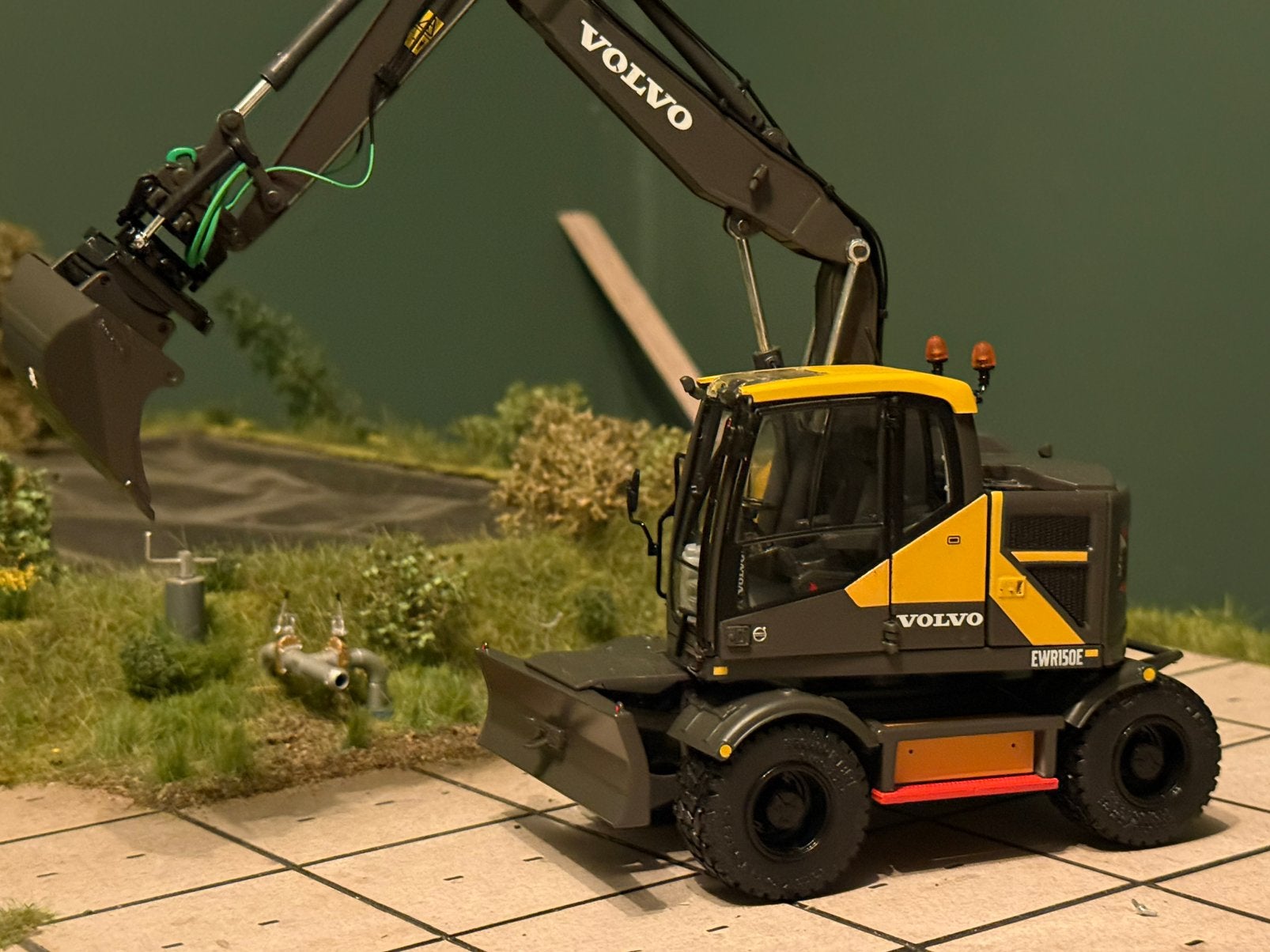 Volvo EWR 150 AT collections 1:32 verbouwd, Ophalen of Verzenden, Zo goed als nieuw, Tractor of Landbouw, Overige merken