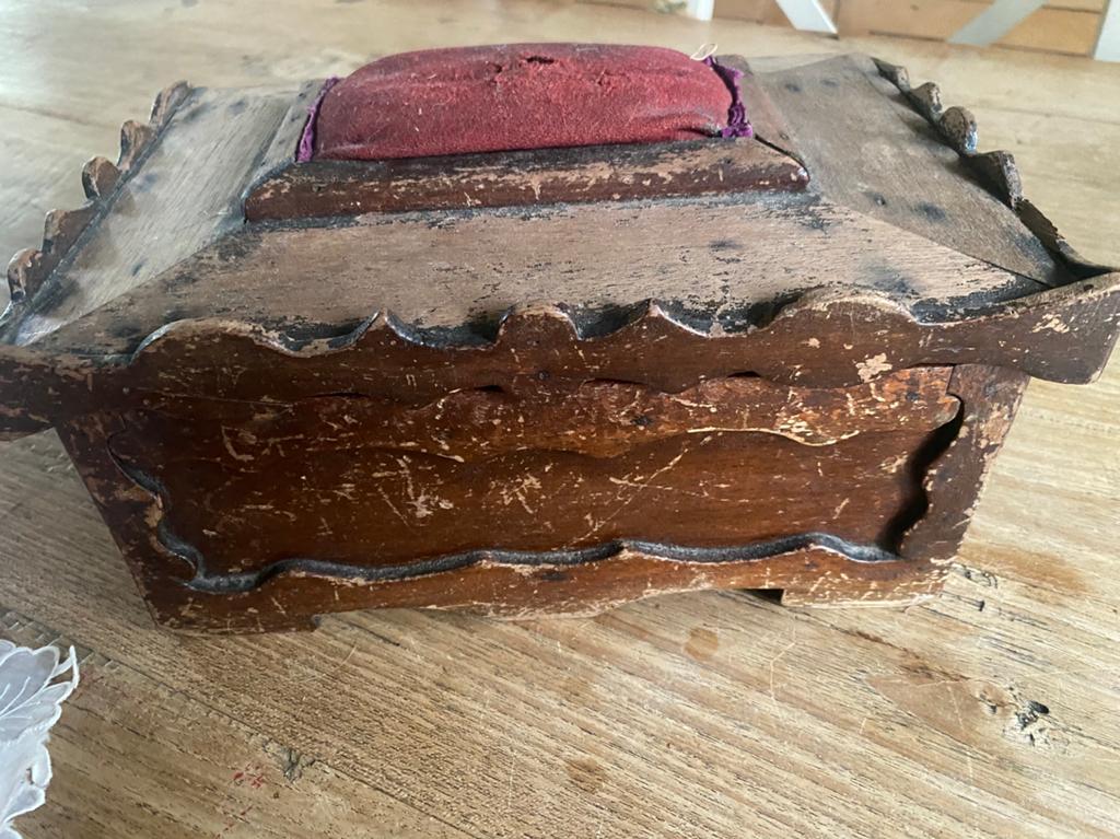 Antieke naaidoos met restanten kant etc., Ophalen of Verzenden, Gebruikt, Overige typen
