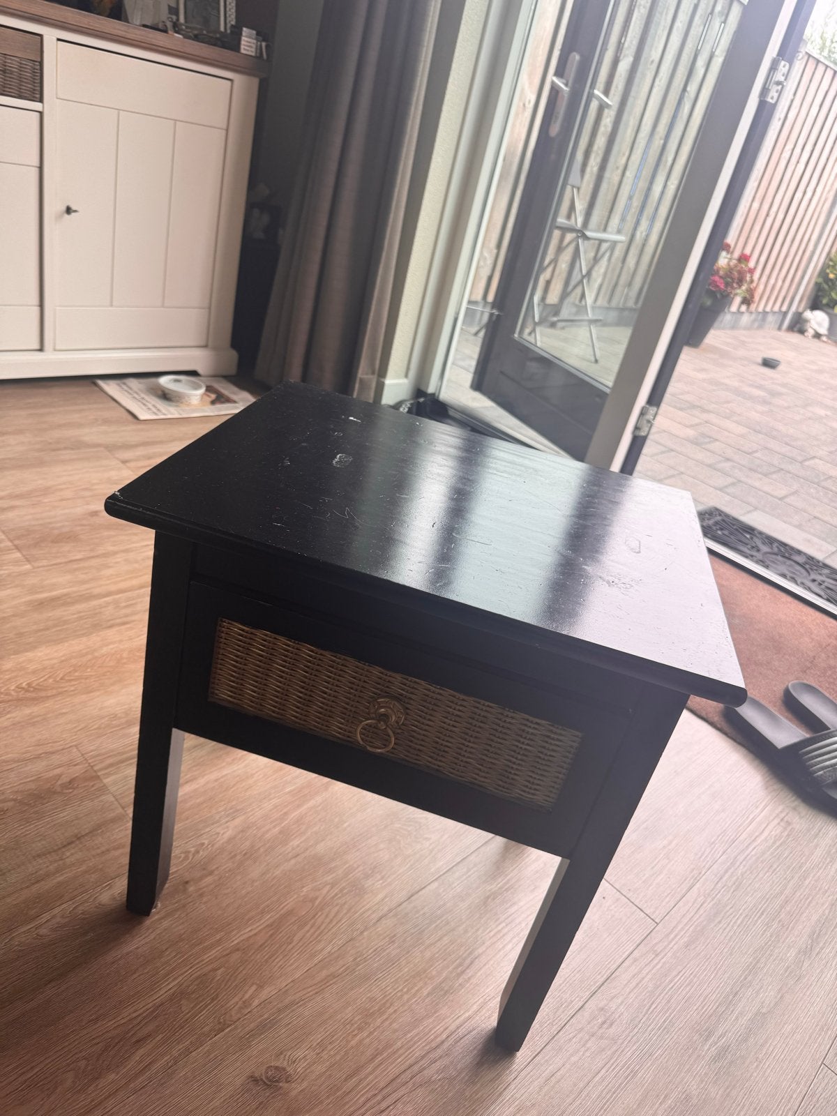 Zwart bijzettafeltje met rieten lade, Huis en Inrichting, Tafels | Salontafels, Ophalen, Minder dan 50 cm, Gebruikt, Overige houtsoorten