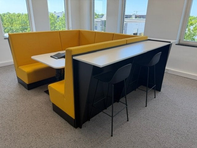 Deberenn vergaderbank/wachtbank+ bartafel+7 Muuto barkrukken, Huis en Inrichting, Banken | Bankstellen, Zo goed als nieuw, Hoekbank
