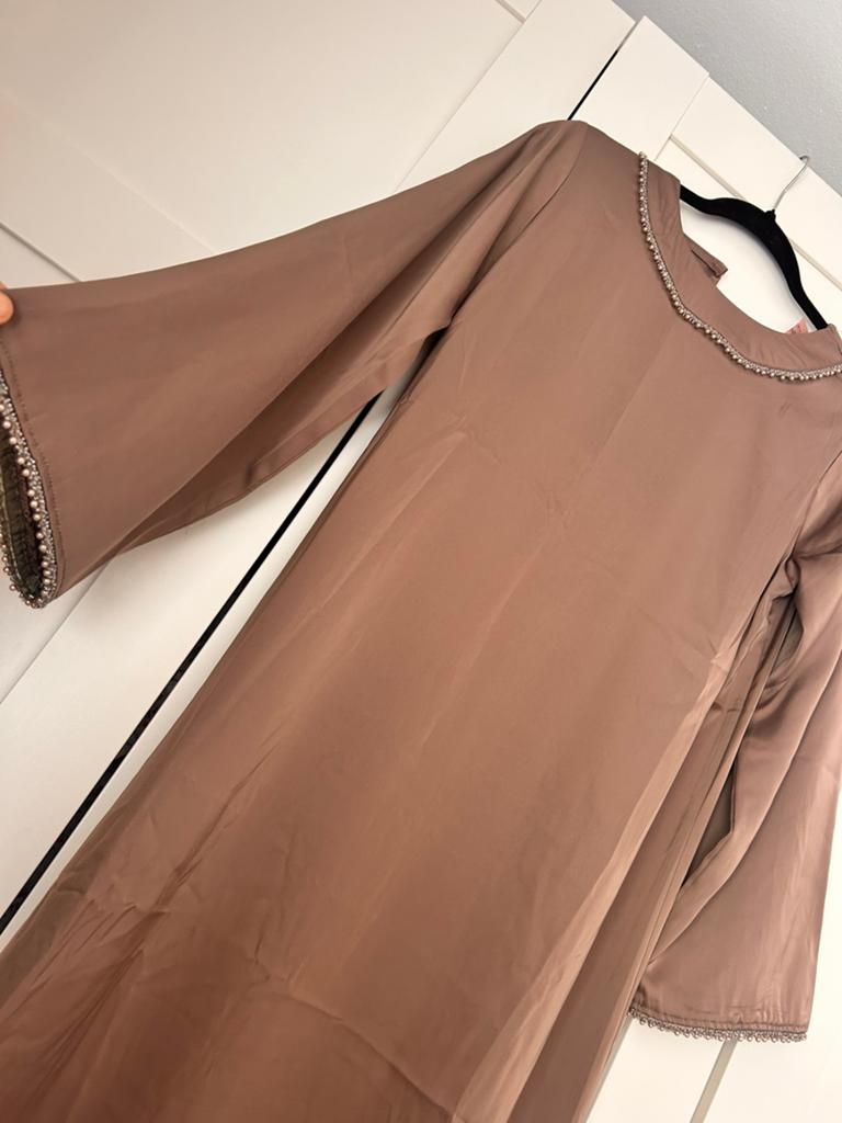 Nieuwe abaya abiye taupe met pareltjes  12 jaar 152/158, Galajurk, Bruin, Nieuw, Ophalen of Verzenden