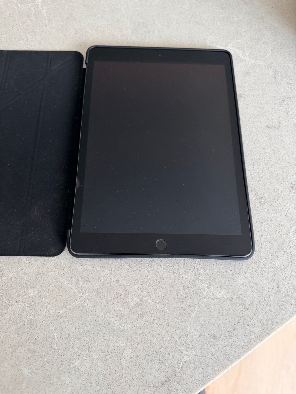 Foto 2 van Defecte ipad 7. 128gb Incl beschermhoezen
