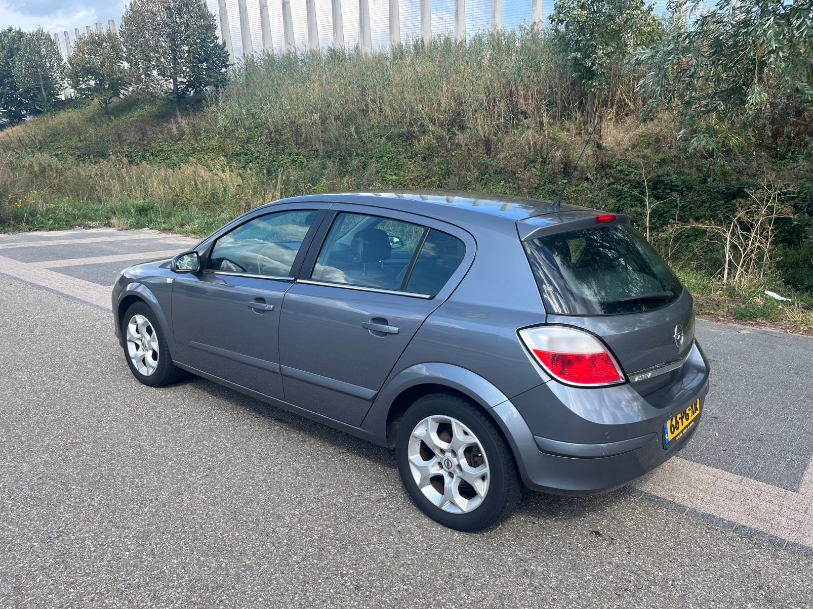 Opel Astra 1.8 16V 5D VOL AUT 2004 Grijs, Auto's, Opel, 125 pk, 4 cilinders, 1210 kg, 1796 cc