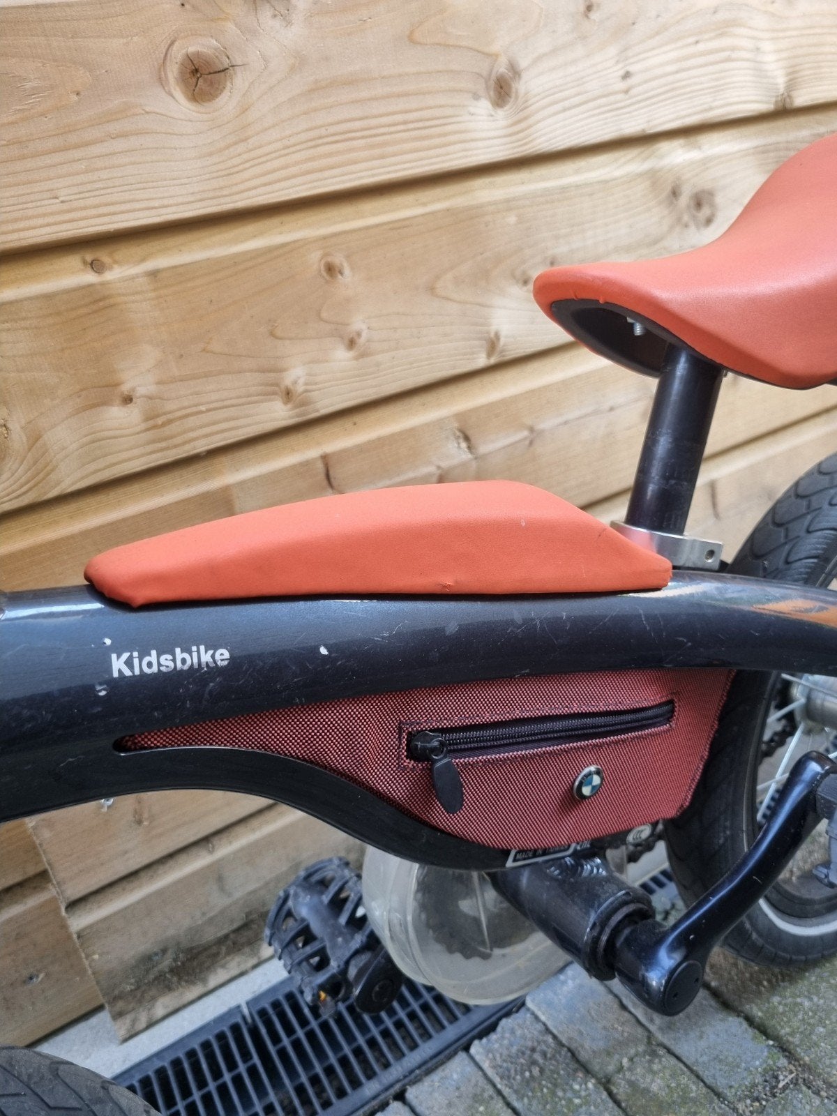 BMW Kidsbike loopfiets/kinderfiets - Zwart/Oranje, Fietsen en Brommers, Ophalen, Terugtraprem, Zijwieltjes, Gebruikt