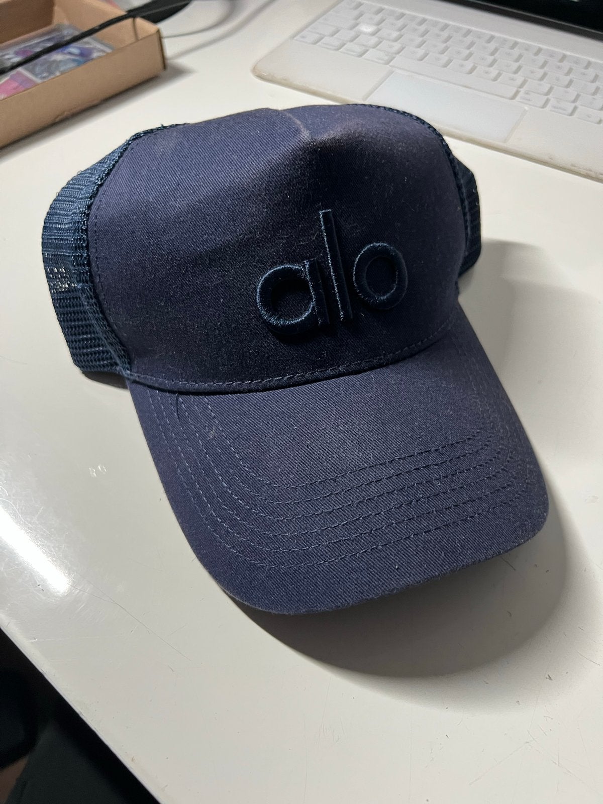 Alo Yoga Trucker Pet - Donkerblauw, Kleding | Dames, Hoeden en Petten, Verzenden, Zo goed als nieuw, One size fits all, Pet