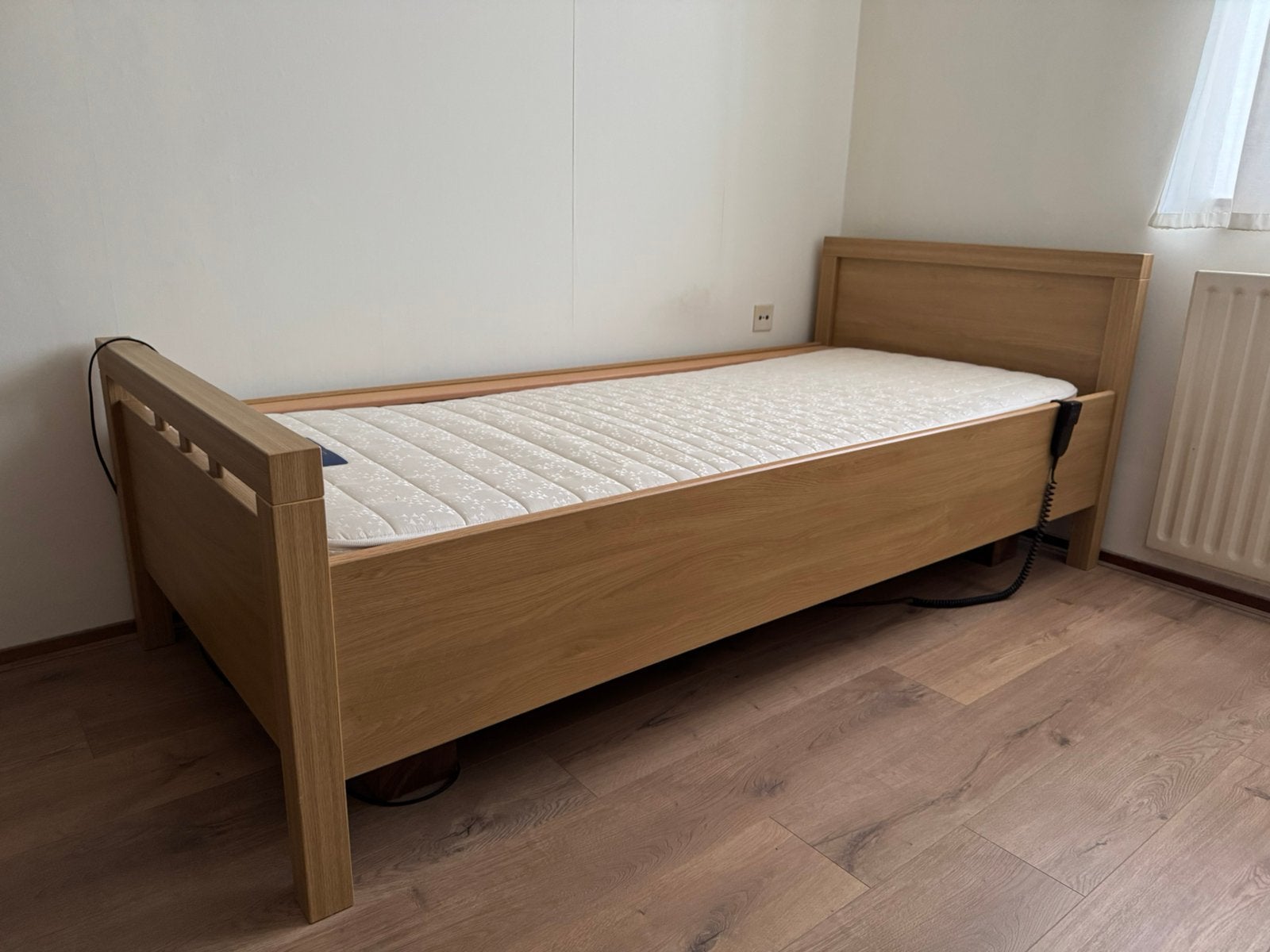 Elektrisch verstelb seniorenbed / comfort 80x200 cm + matras, Huis en Inrichting, Slaapkamer | Bedden, Zo goed als nieuw, Eenpersoons