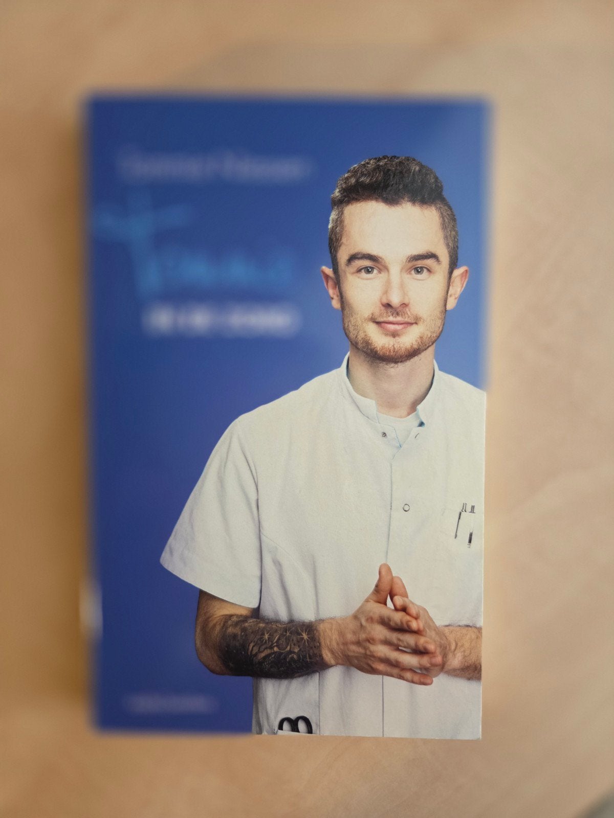 Paperback Tommie Niessen - Zorg met een glimlach (ZGAN), Boeken, Ophalen of Verzenden, Zo goed als nieuw, Tommie Niessen