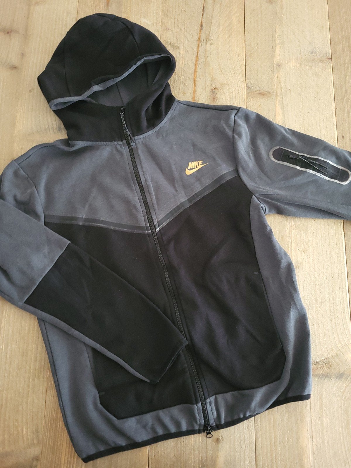 Nike Tech jasje maat S grijs/ zwart, Kleding | Heren, Zwart, Nike, Ophalen of Verzenden, Zo goed als nieuw