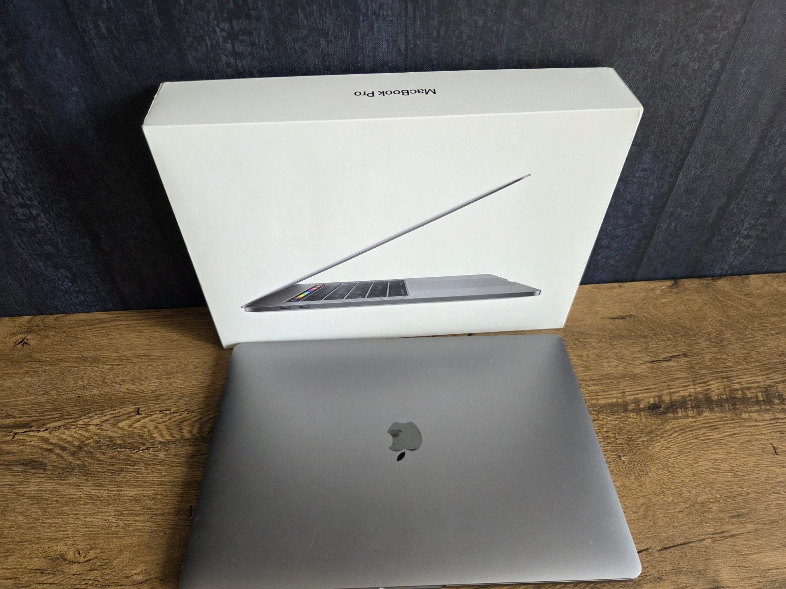 Macbook pro 2018 i7 Radon Pro 555X (defecte achtergrondverli, Computers en Software, Apple Macbooks, Ophalen, 15 inch, MacBook Pro