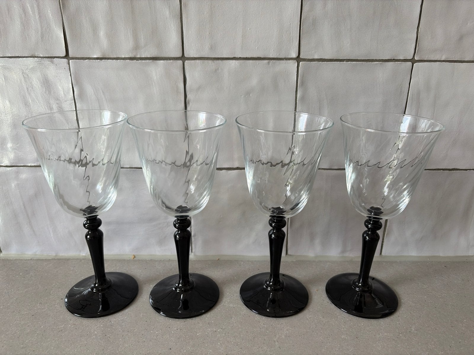 Set van 4 Luminarc France swirl wijnglazen met zwarte voet, Antiek en Kunst, Antiek | Glas en Kristal, Ophalen of Verzenden