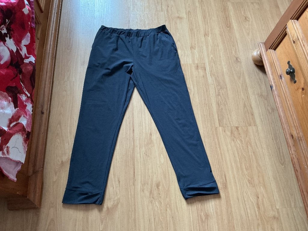 Grijze travel broek van plus basics. Maat 42, Plus Basics, Maat 42/44 (L), Ophalen of Verzenden, Zo goed als nieuw