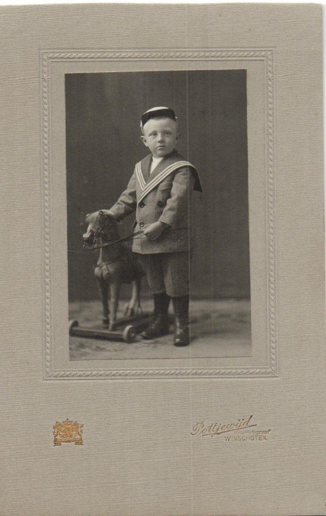 Kabinet foto -B.J.Pottjewijd - Winschoten- jongen/ speelgoed, Verzamelen, Foto's en Prenten, Gebruikt, Foto, Ophalen of Verzenden
