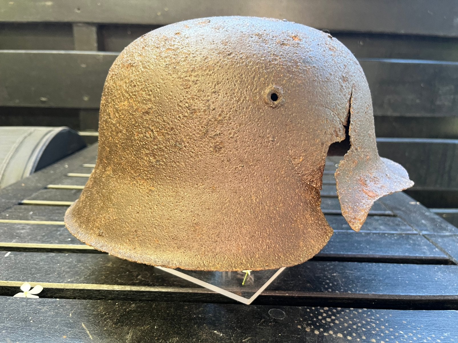 M42 duitse helm battledamage, Ophalen of Verzenden, Duitsland, Helm of Baret