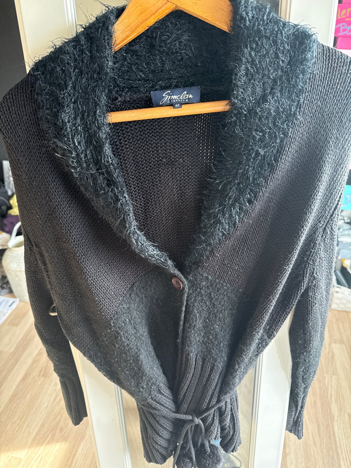 Zwart gebreid vest met bontkraag en ceintuur, Ophalen of Verzenden, Zo goed als nieuw, Maat 42/44 (L), Zwart