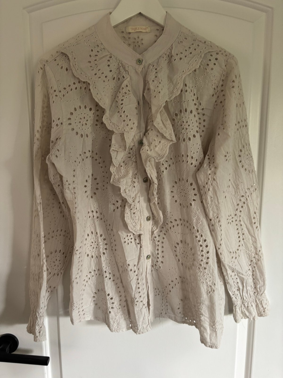 Triple Nine Geborduurde Blouse met Ruches, Ophalen of Verzenden, Zo goed als nieuw, Maat 38/40 (M), Beige