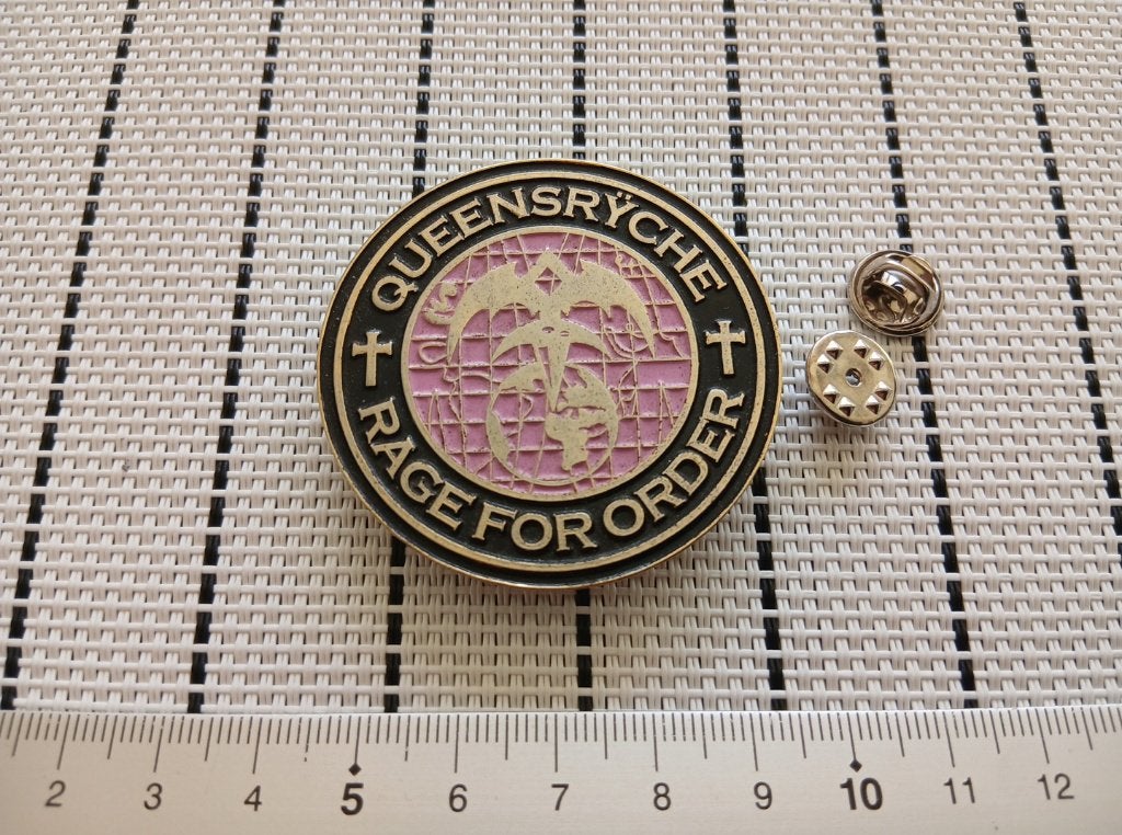 Queensryche vrij mooie ronde metal pin speld badge 5 cm, Verzenden, Nieuw, Overige typen