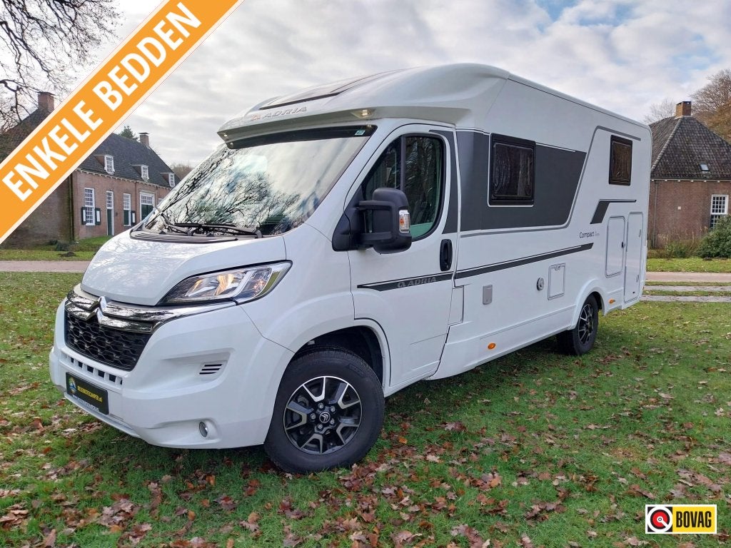 Luxe Adria Compact Axess 670SL met dubbele airco en trekhaak, Caravans en Kamperen, Niet ingevuld, Ringverwarming, Airbags, Bedrijf