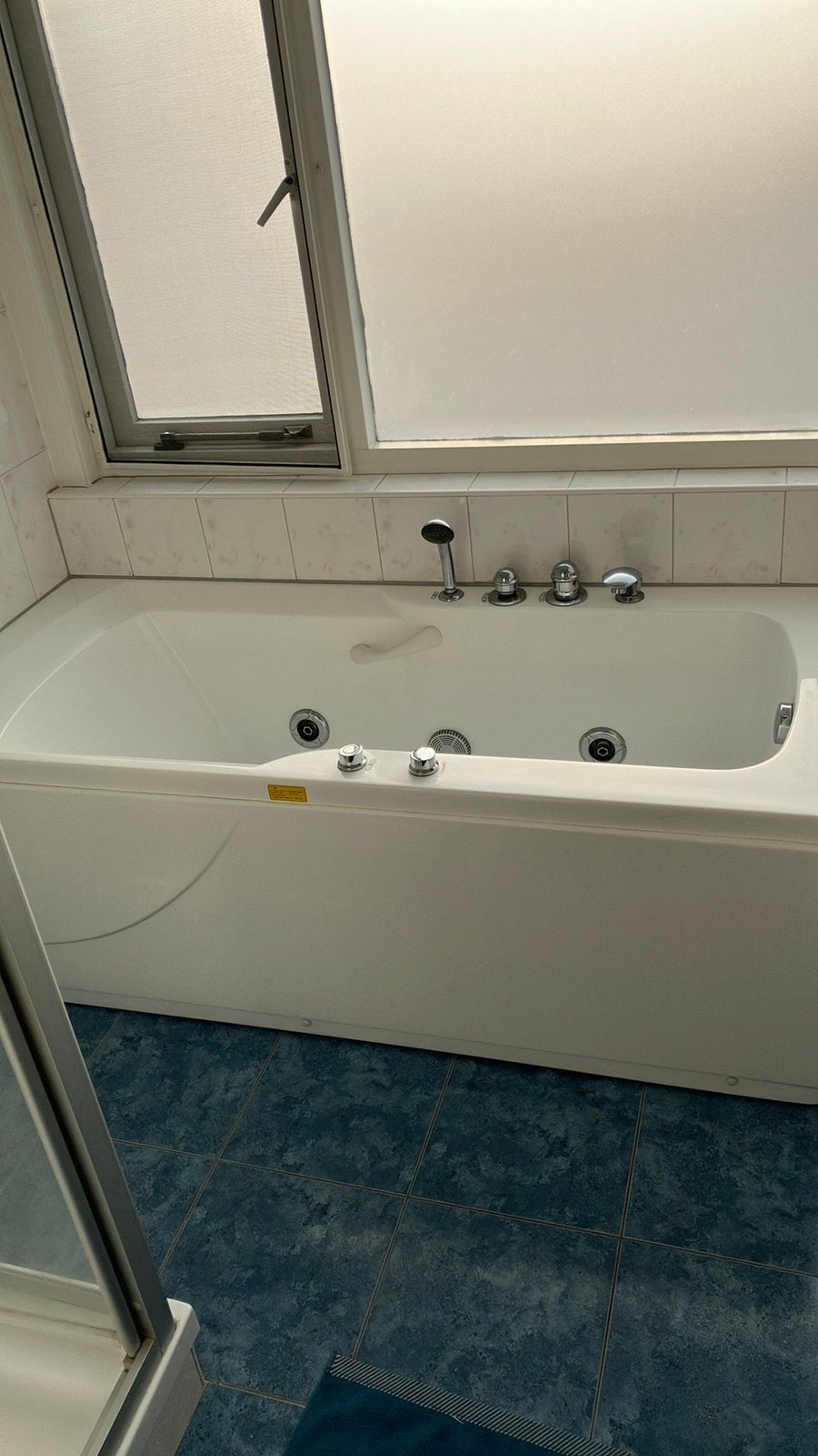Bubbelbad met ombouw voor de voorkant en rechterkant, Ophalen, Gebruikt