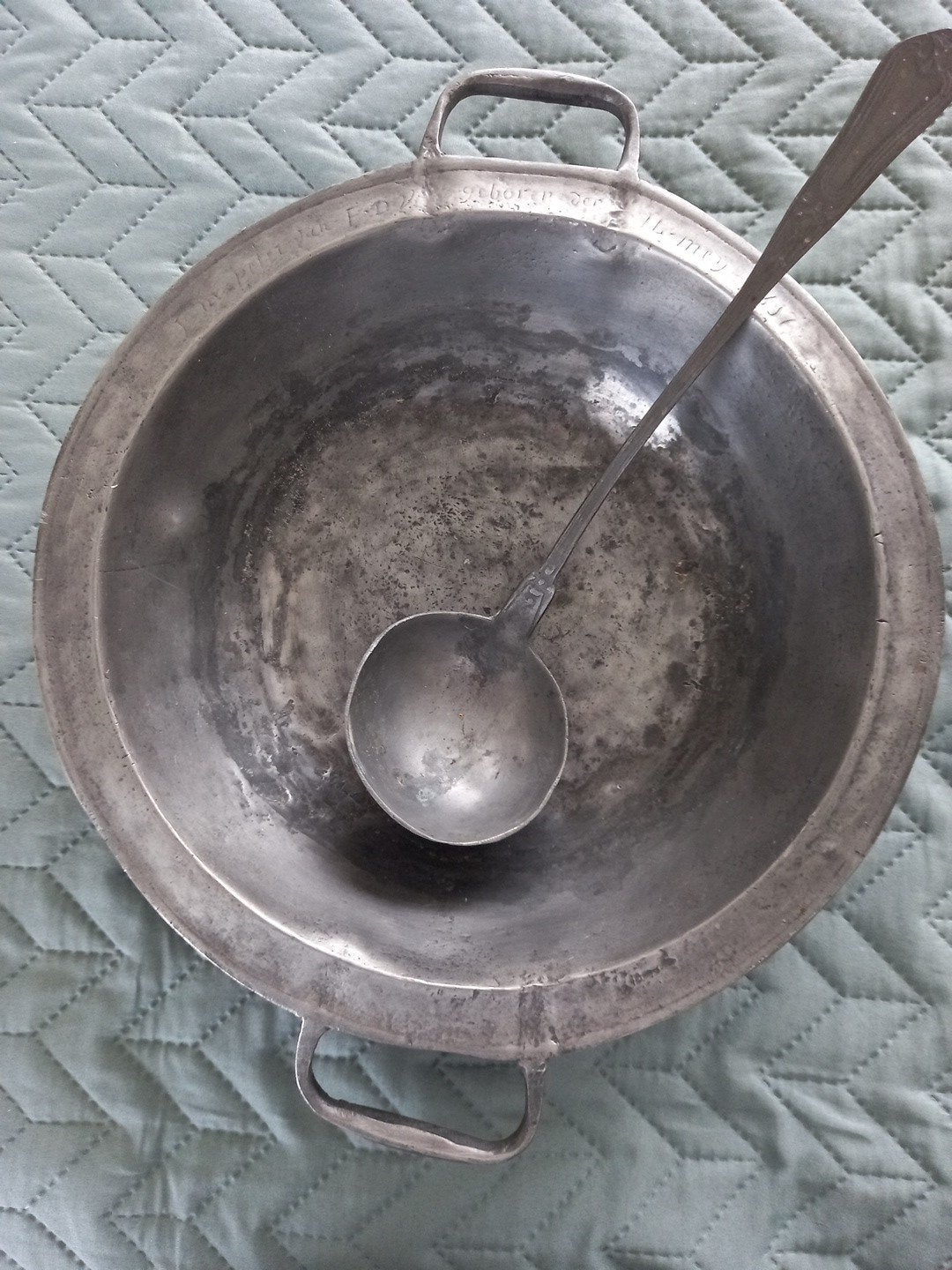 Antieke tinnen kom met lepel, handvatten en inscripties, Antiek en Kunst, Ophalen of Verzenden