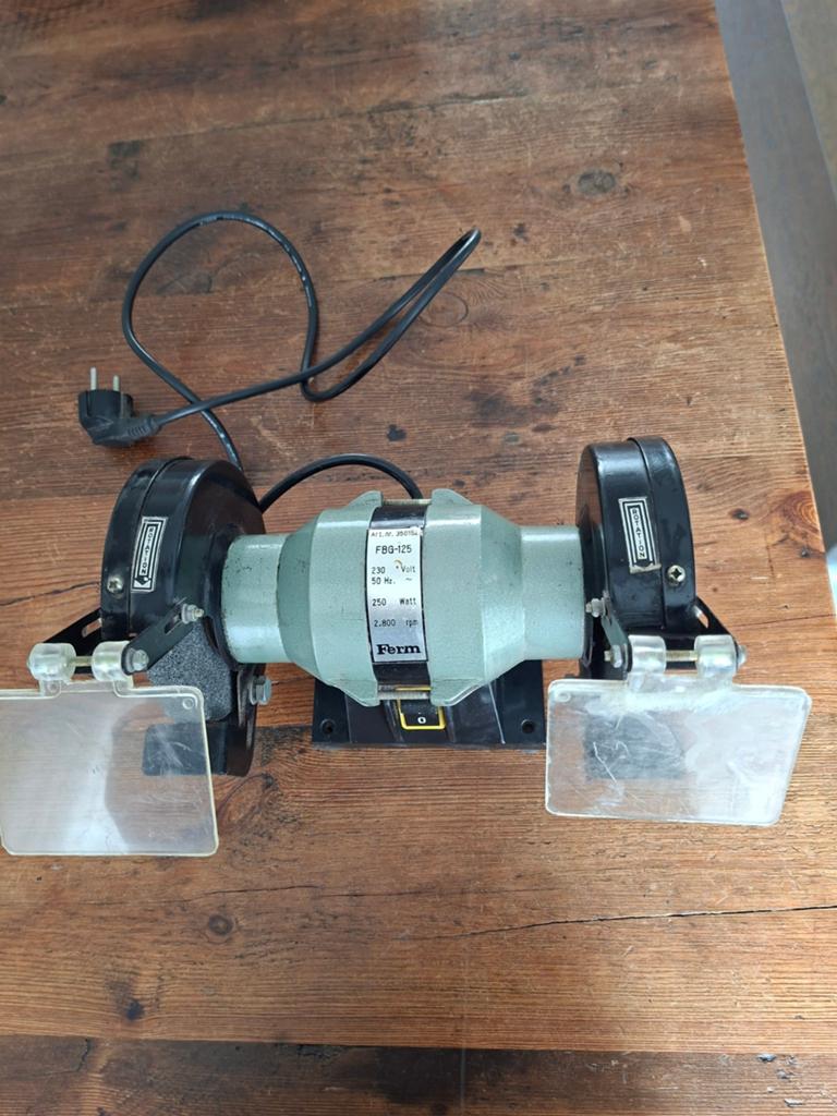 Ferm Slijpmachine FBG-125 - 1 grove en 1 fijne slijpsteen, Ophalen, Gebruikt, Minder dan 700 watt, Werkbankslijpmachine