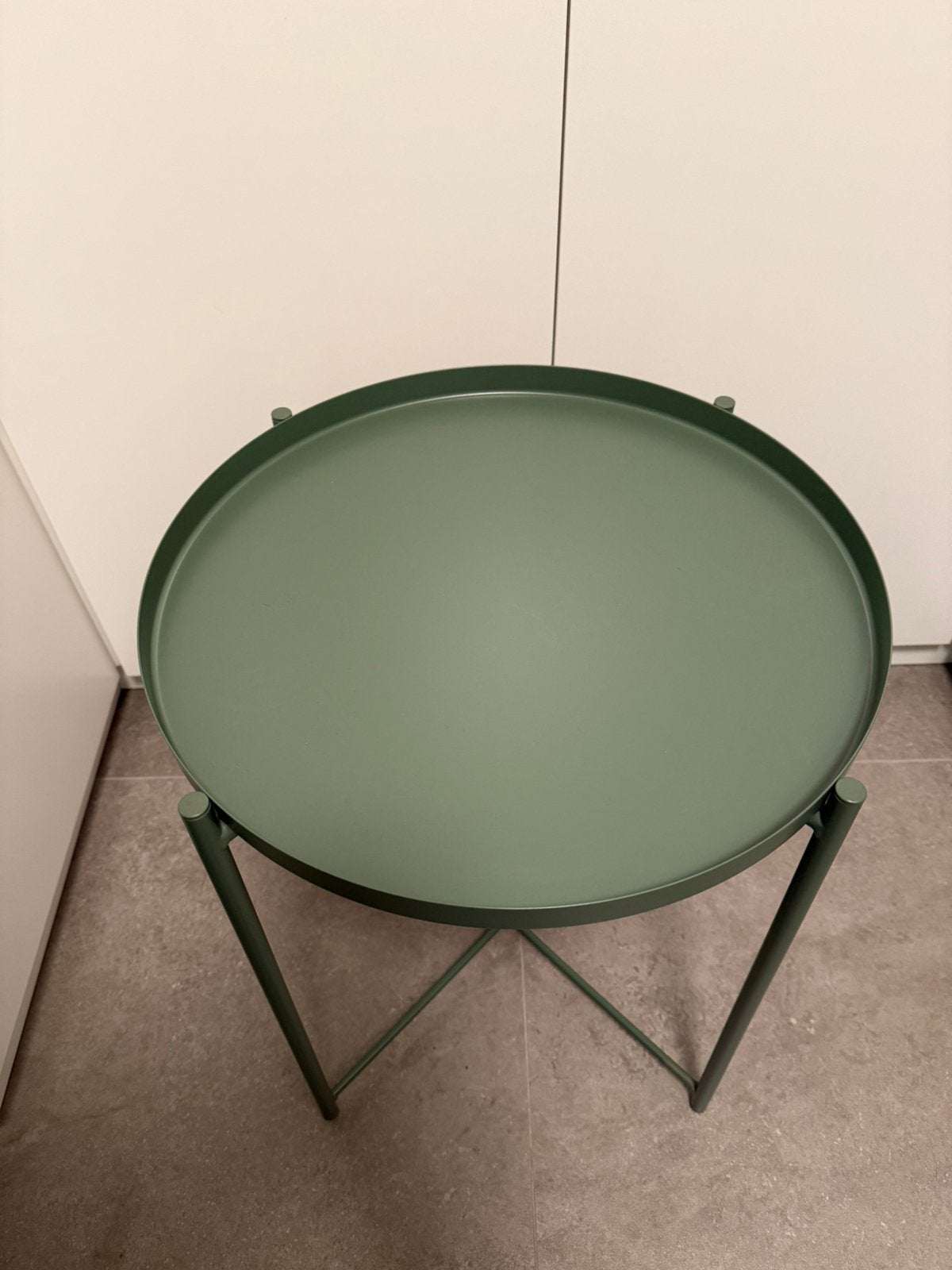 Ikea Gladom salontafel met dienblad groen, Minder dan 55 cm, Metaal of Aluminium, Rond, Zo goed als nieuw