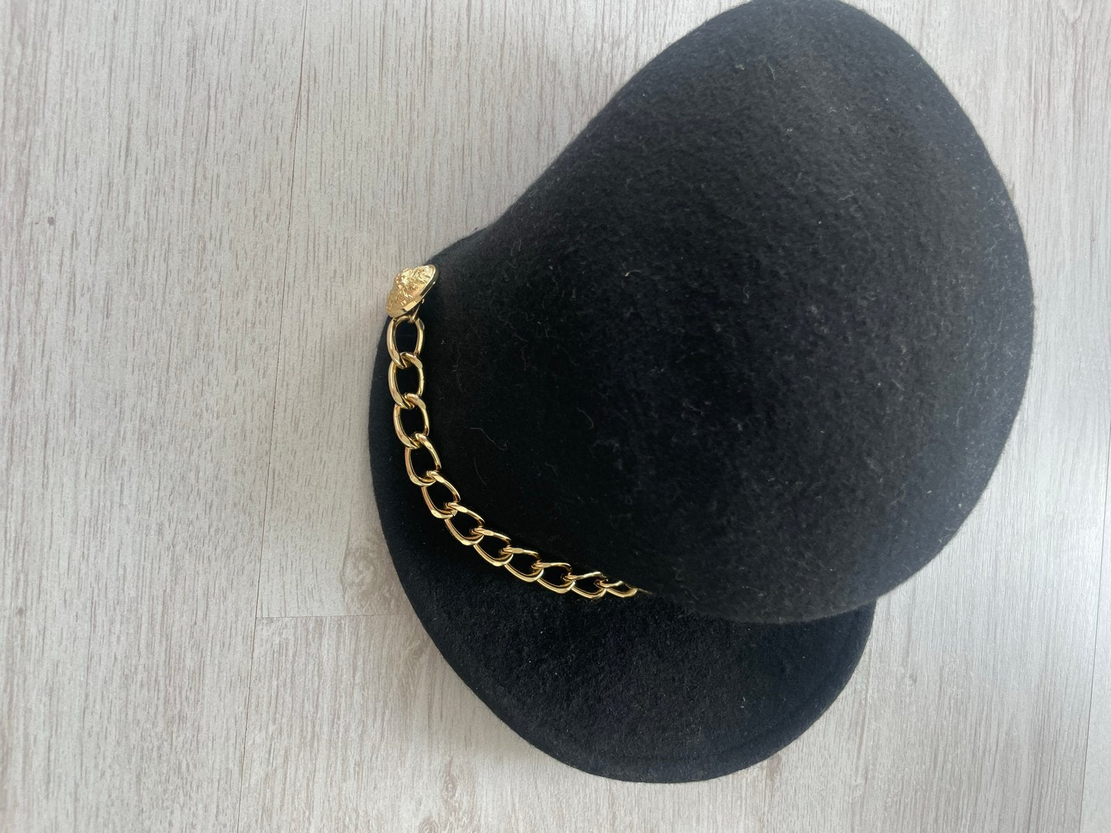 Zwarte hoed met gouden ketting, Ophalen, Gedragen, One size fits all, Hoed