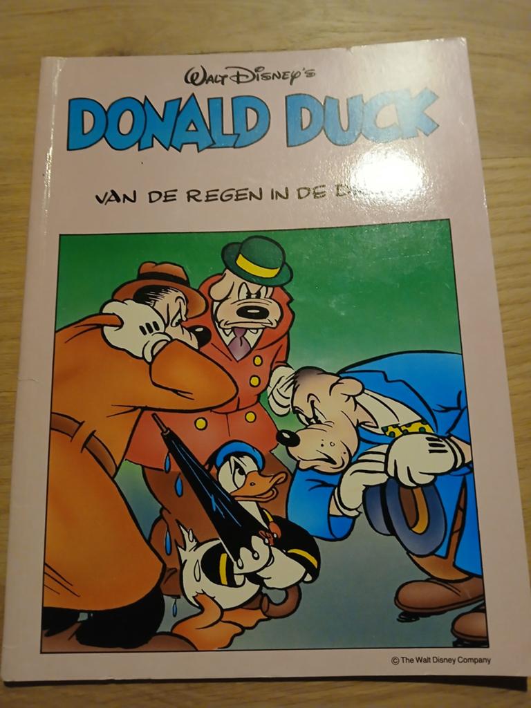 Donald Duck - Van de regen in de drup, Boeken, Stripboeken, Gelezen, Ophalen of Verzenden, Walt Disney, Eén stripboek