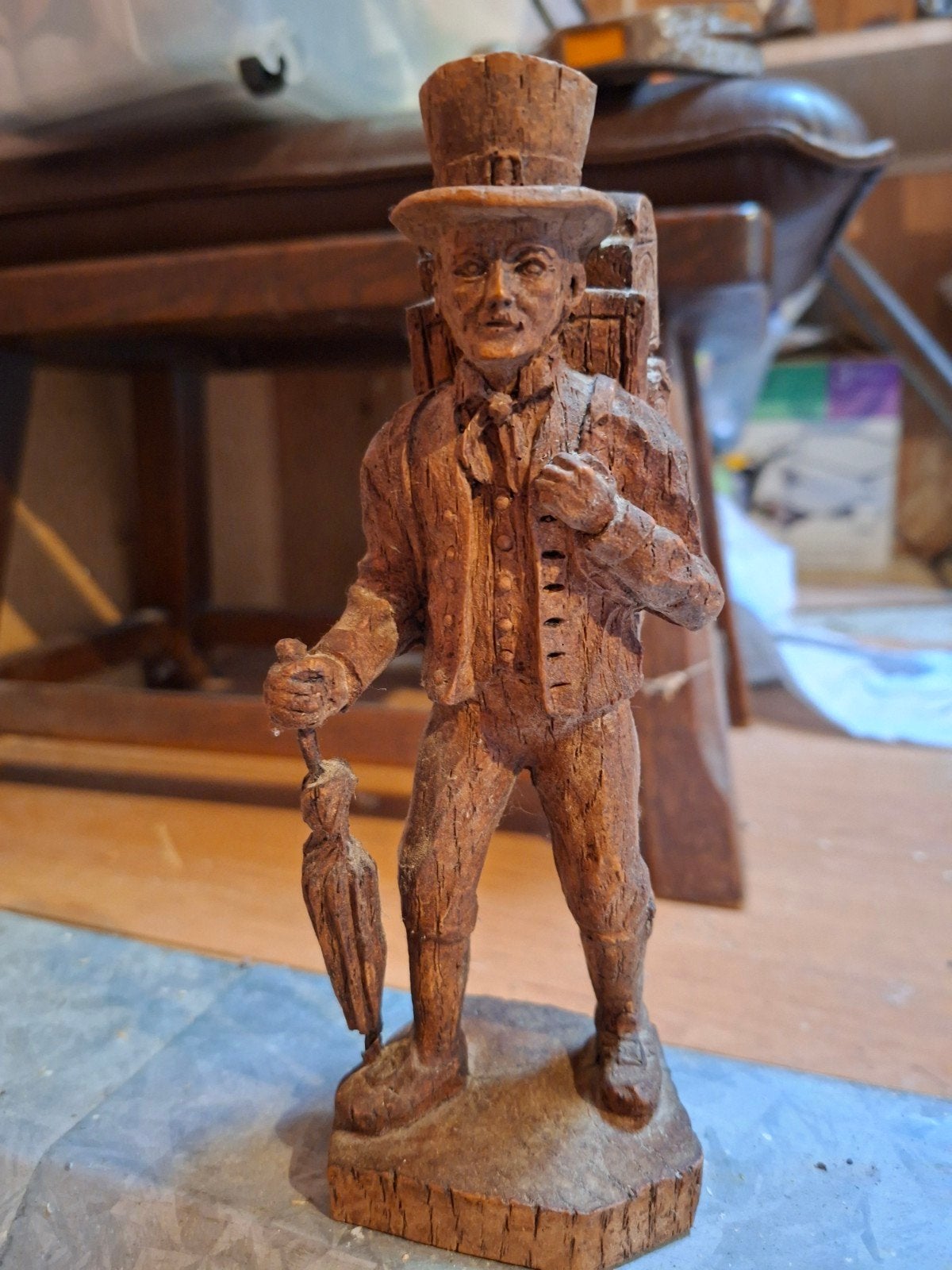 Uniek handgesneden houten beeld van klokkenmaker, Antiek en Kunst, Ophalen of Verzenden, Handgemaakt, 20 - 50 cm, Beeld