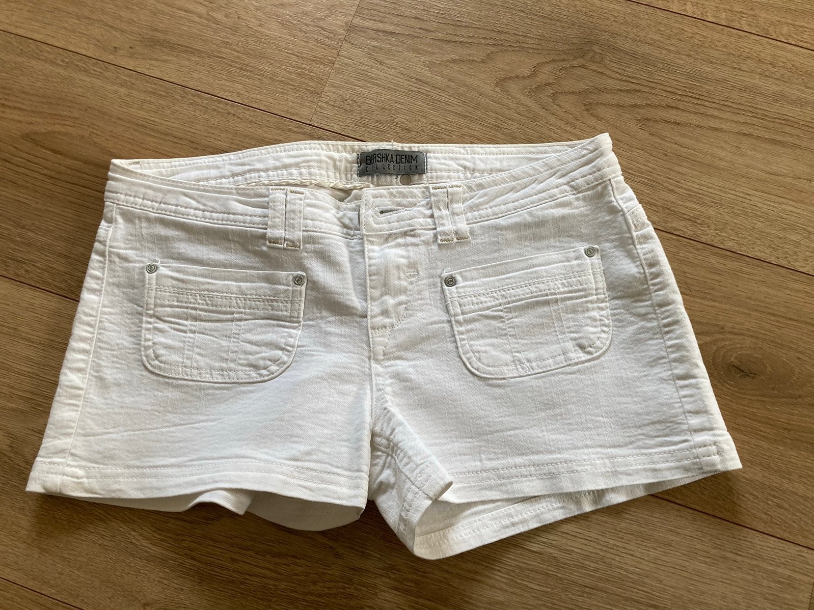 Bershka witte korte broek maat 36, Ophalen of Verzenden, Zo goed als nieuw, Wit, W28 - W29 (confectie 36)
