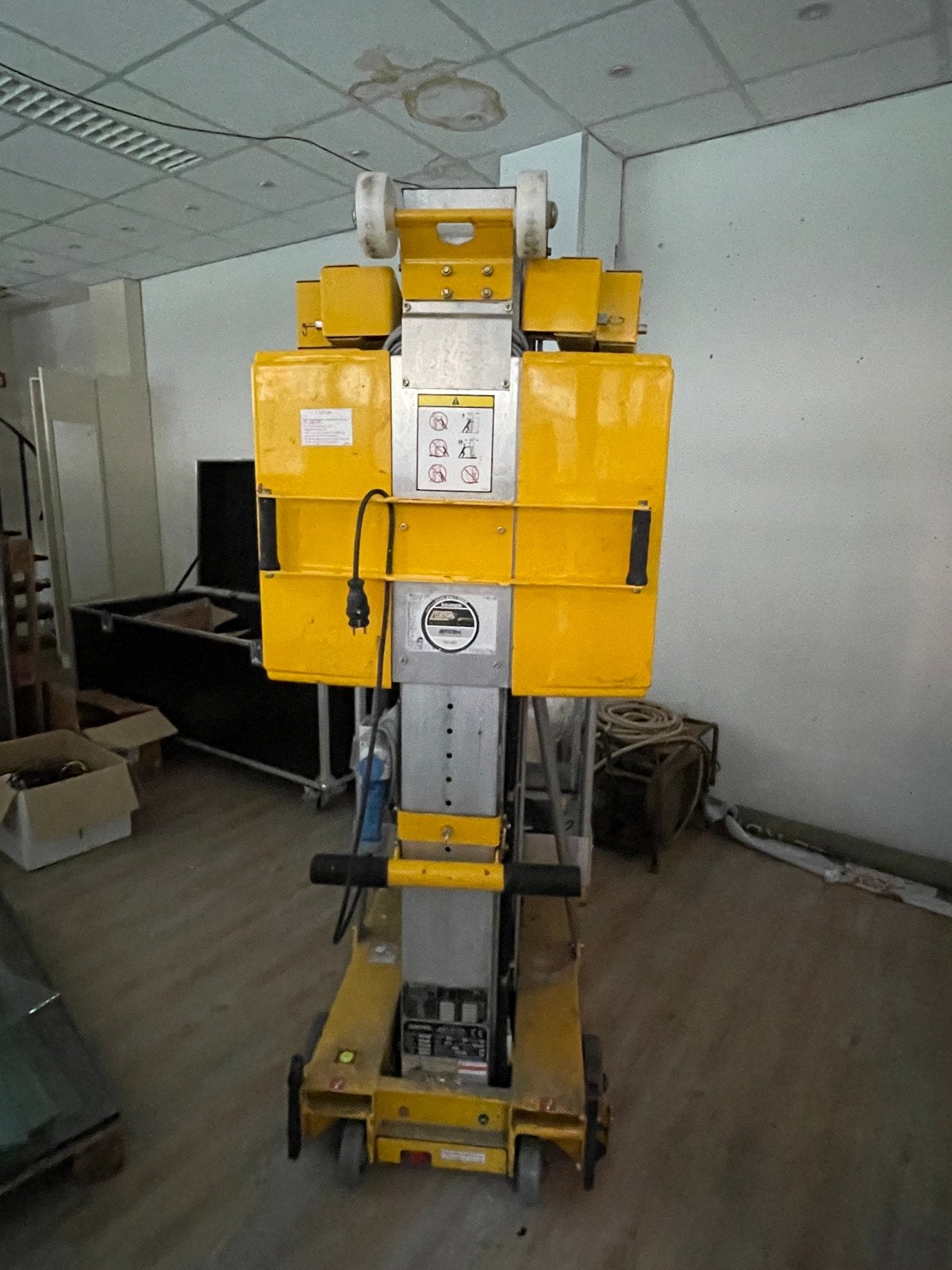 Grove P30AC Schaarhoogwerker - Compact en Efficiënt, Ophalen