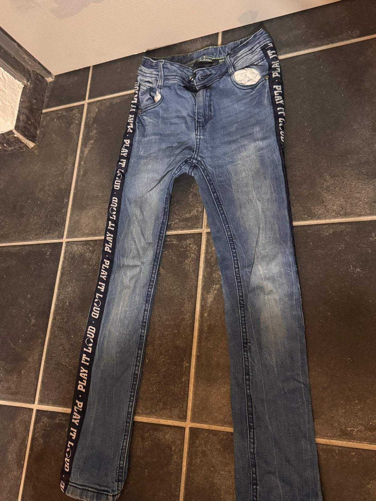 Stoere spijkerbroek maat 140 met 'Play it Loud' band, Ophalen of Verzenden, Gebruikt, Jongen, Broek