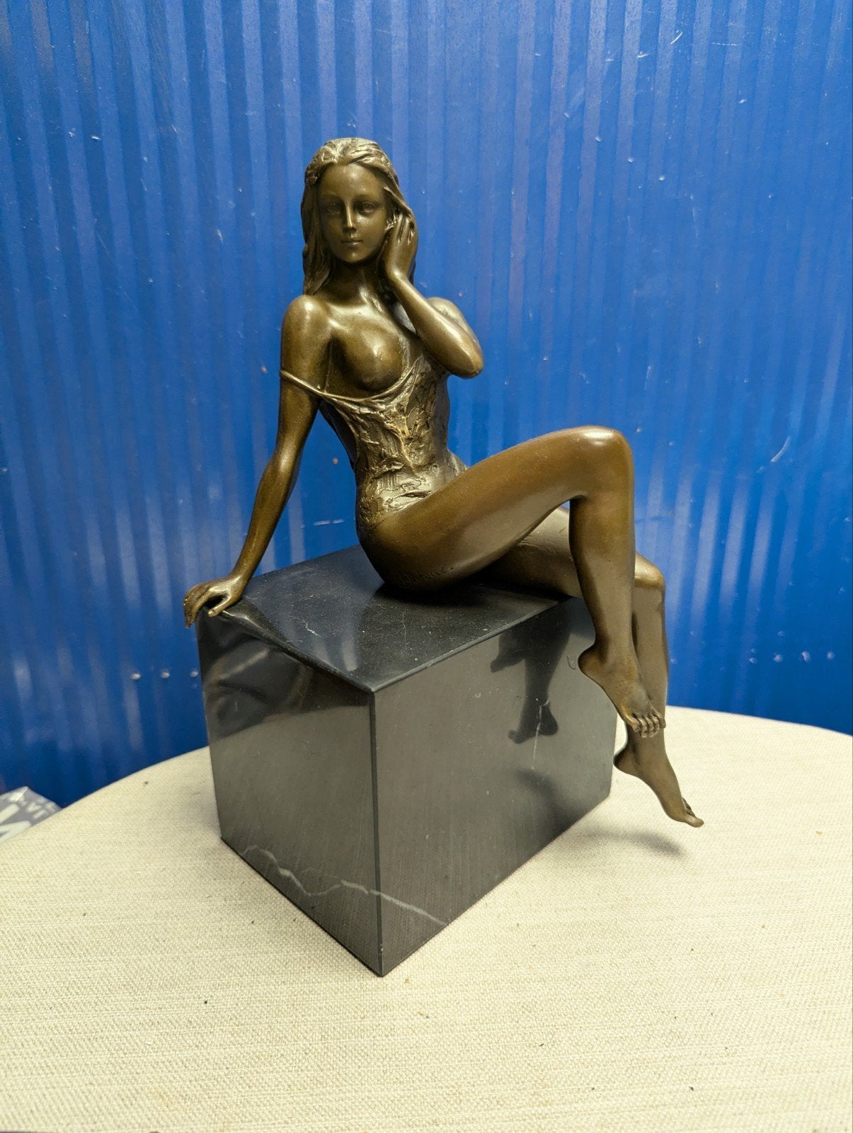 Bronzen beeld van zittende vrouw op marmeren sokkel, Antiek en Kunst, Kunst | Beelden en Houtsnijwerken, Ophalen of Verzenden