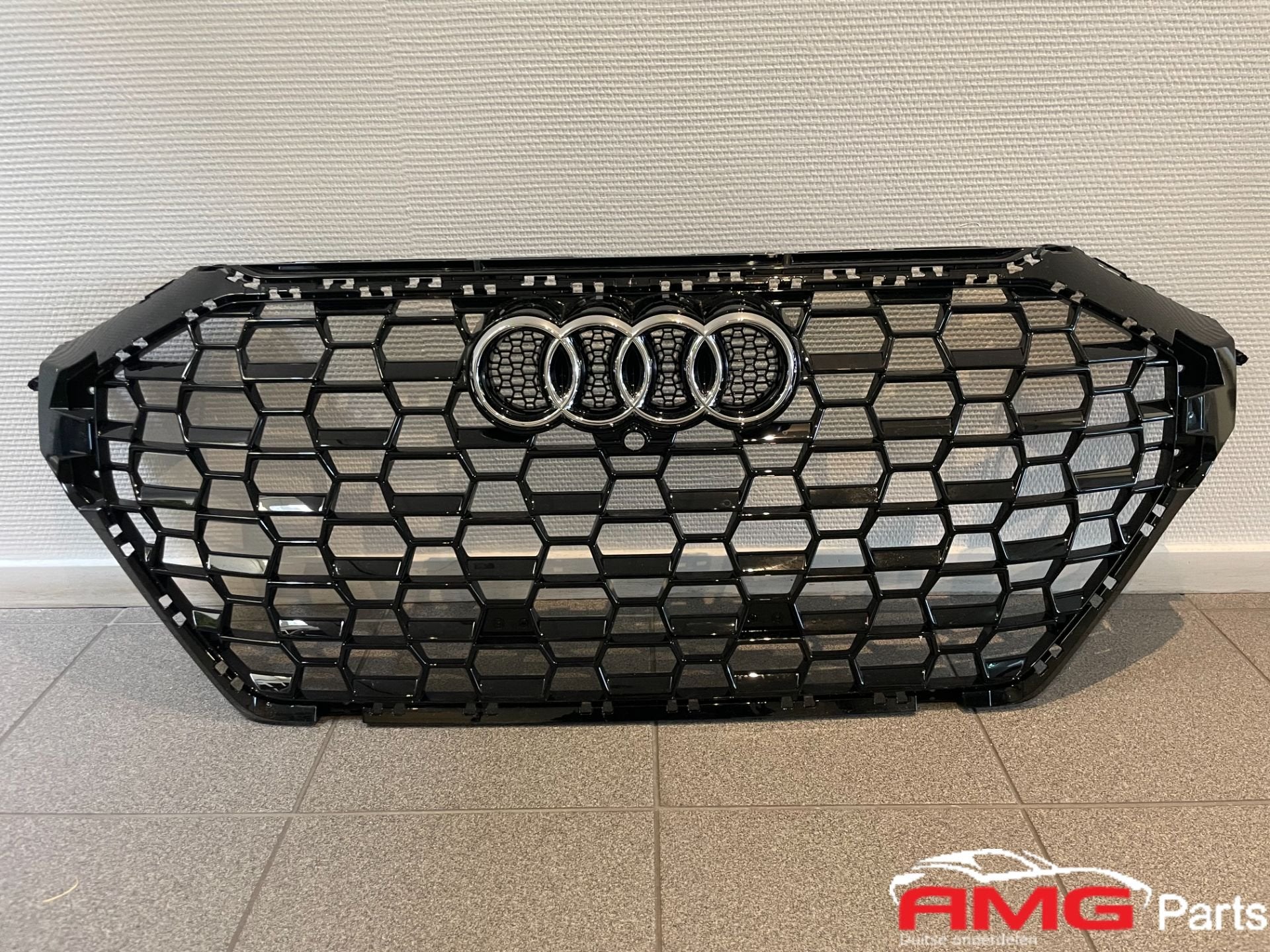Audi RSQ3 83F Embleem Grille Hoogglans Zwart 83A853651D, AUDI AG, Kundenbetreuung@audi.de, Nieuw, Auto-Union-Strasse 1
85045  Ingolstadt, DE