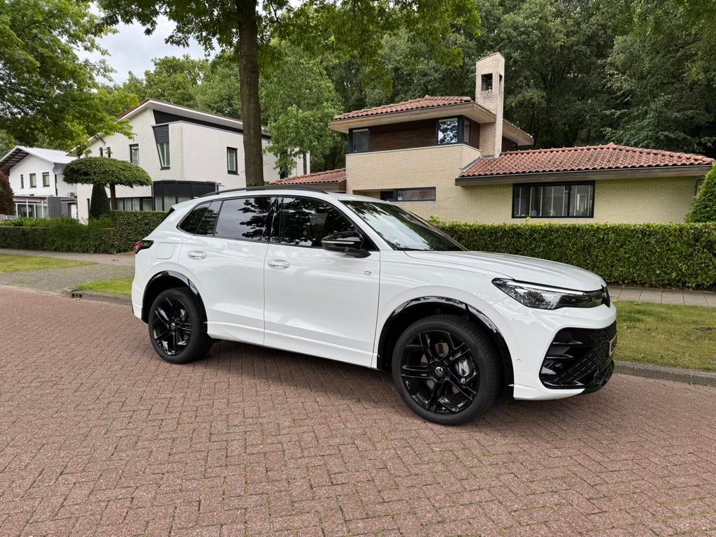 VW  Tiguan 1.5 E Hybrid 204pk  R Line Edition 2025, Auto's, Wit, Parkeerassistent, Tiguan, 750 kg