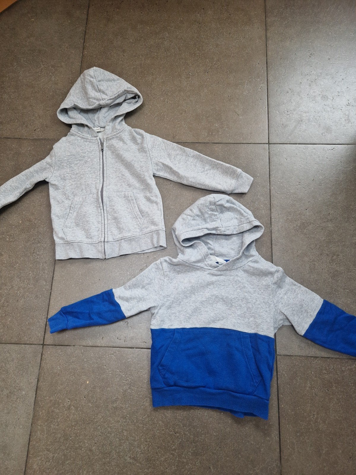 2 truien/vesten maat 110 grijs met kobaltblauw, Ophalen of Verzenden, Gebruikt, Jongen of Meisje, Trui of Vest