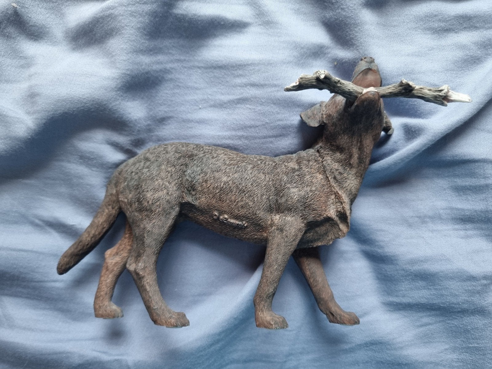 Leonardo Collection Labrador met stok beeldje, Ophalen of Verzenden, Zo goed als nieuw, Hond of Kat, Beeldje of Figuurtje