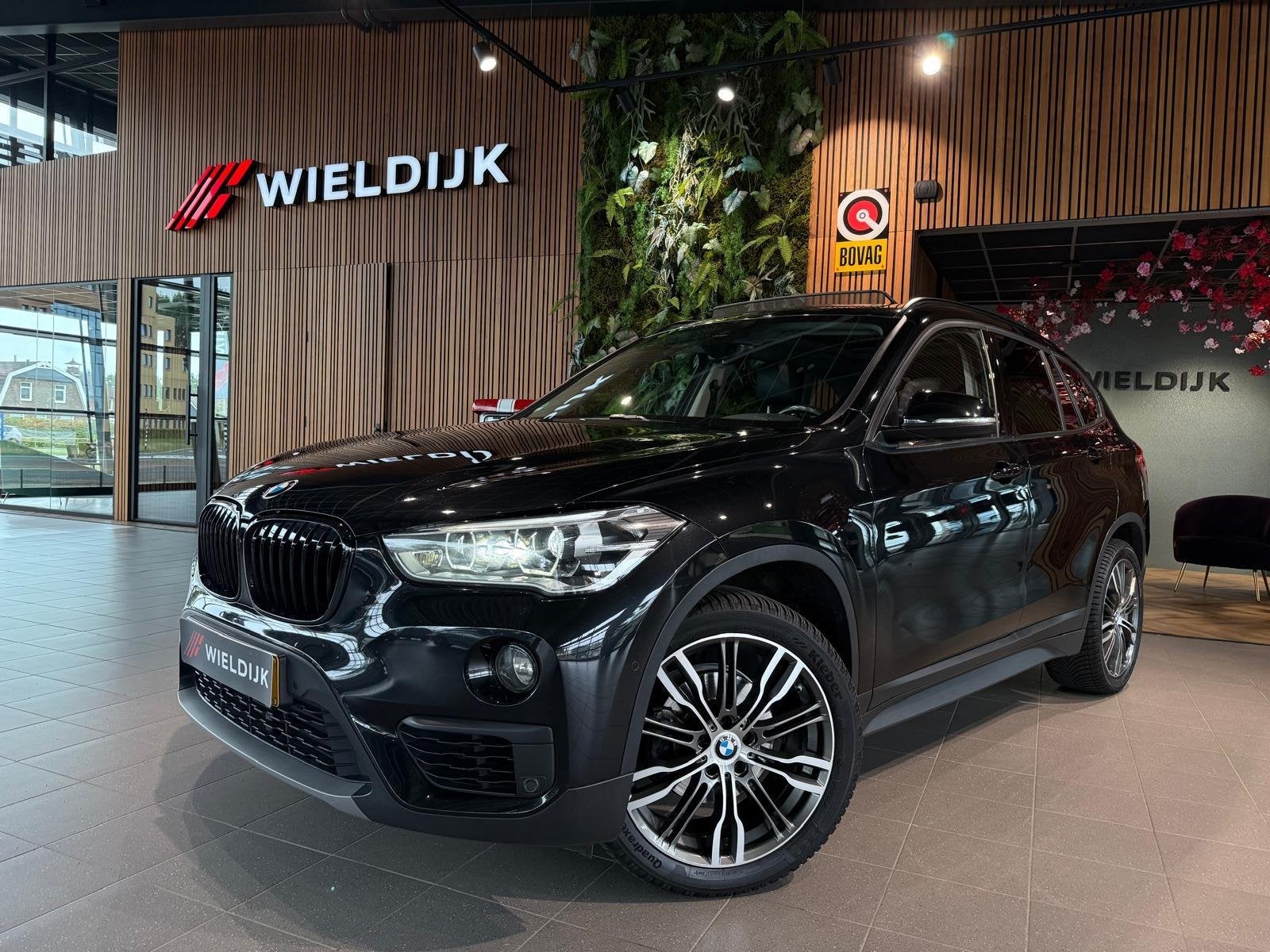 BMW X1 sDrive18i High Executive Head up Pano schuif, Auto's, Gebruikt, Zwart, 3 cilinders, 1405 kg