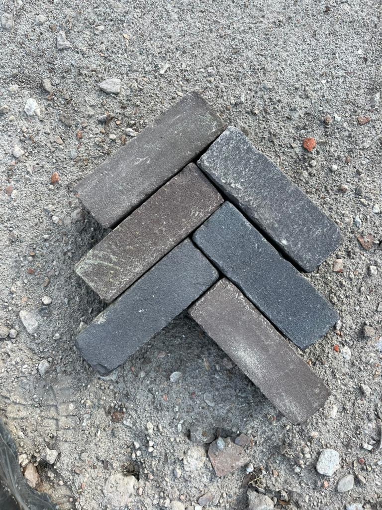 45m2 Gebakken dikformaat rood/bruin gezand, Ophalen, Overige materialen, Klinkers, Zo goed als nieuw