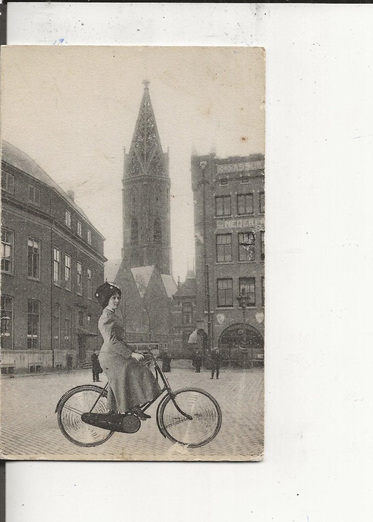 Den Haag Dame op Burgers rijwiel met Kaart Z-Holland, Ophalen of Verzenden, Voor 1920, Ongelopen, Zuid-Holland