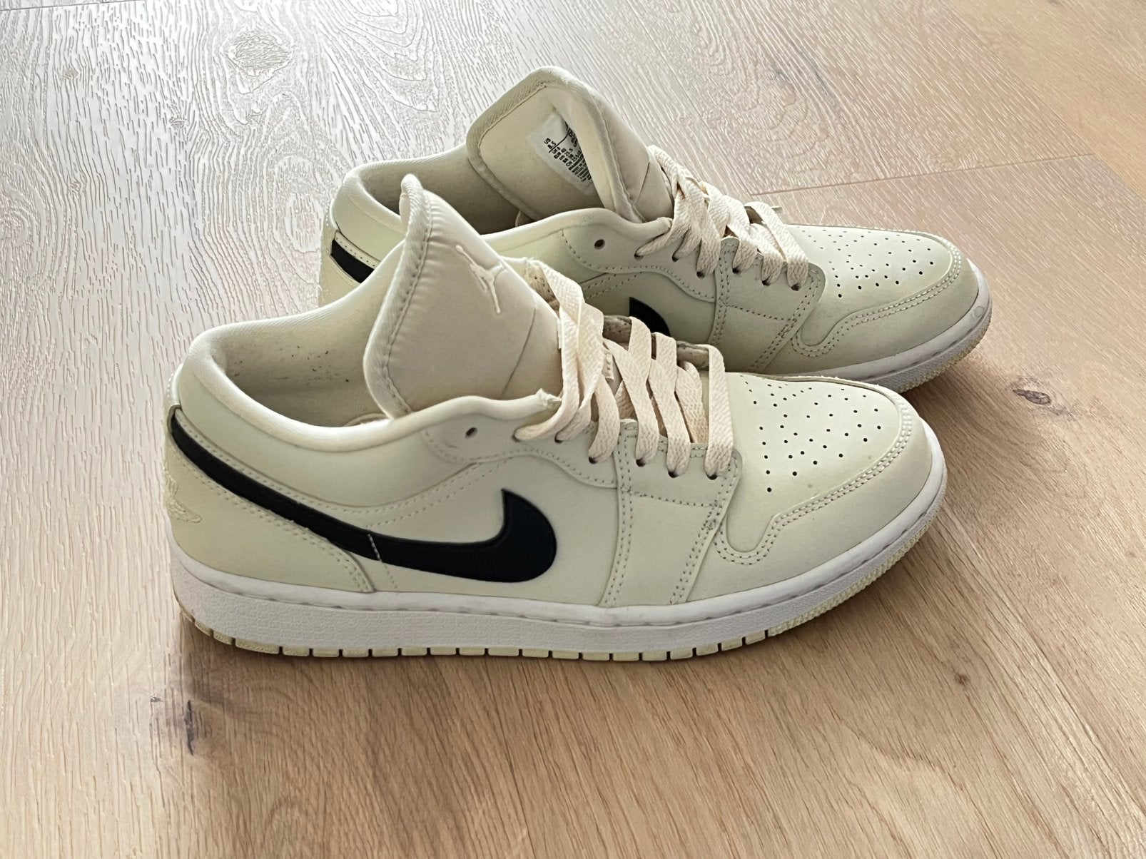 Nike air Jordan Low, coconut milk, mt 40,5 (zgan), Kleding | Dames, Schoenen, Geel, Ophalen of Verzenden, Sneakers of Gympen, Zo goed als nieuw