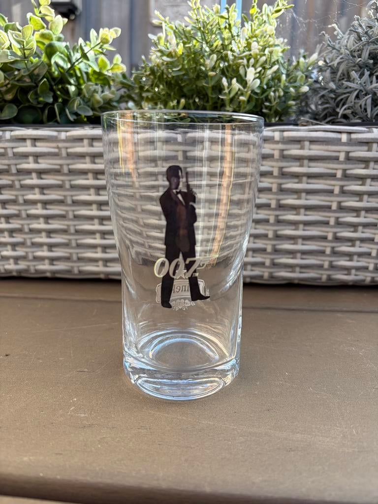 Heineken james bond 007 glas (vreemd model glas), Ophalen, Zo goed als nieuw, Bierglas
