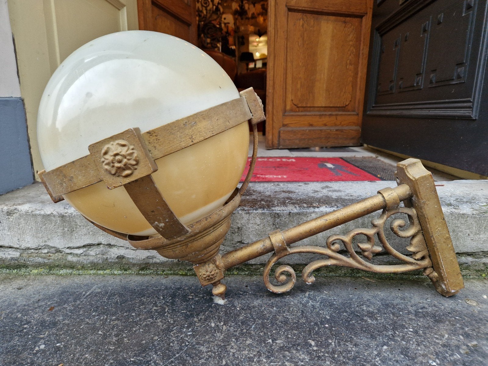 Enkele oude gietaluminium kunststof bol wandlamp  Utrecht, Ophalen